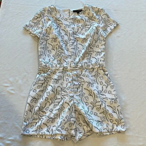 Banana Republic Floral Black‎ And White Romper Shorts size 2 excellent condition